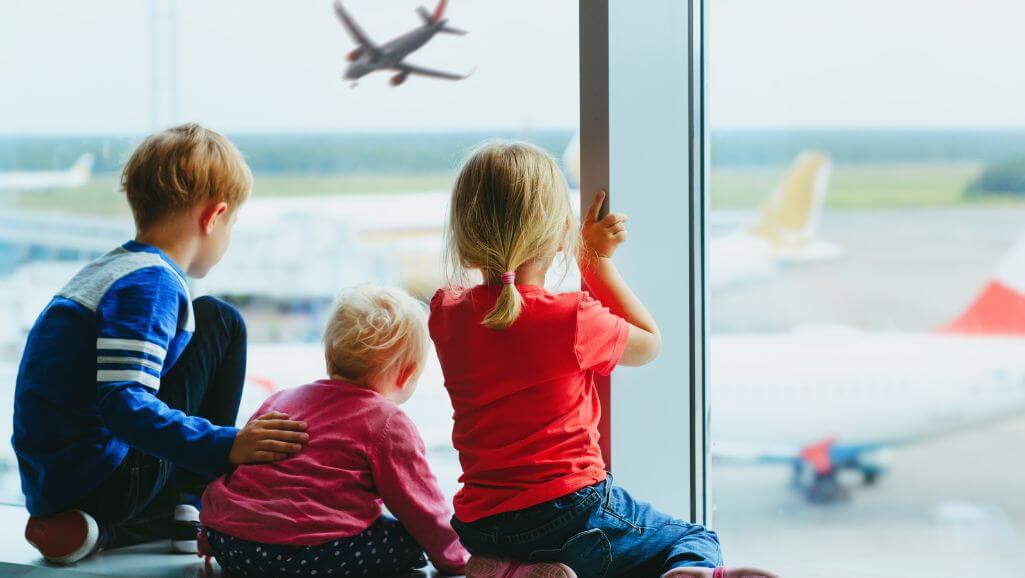 voyage en avion avec un bébé - LA PETITE FAMILLE V